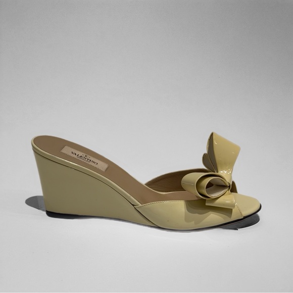 🚨Valentino Garavani Ivory Patent Bow Wedge Sandals 38.5 - Picture 2 of 14